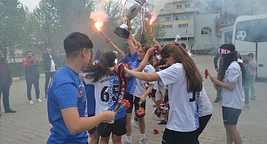 Kadın futbolcular halaylarla karşılandı