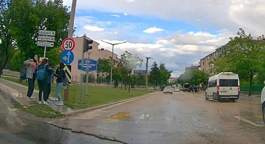 Kaldırımda bekleyen öğrencilere soğuk duş!