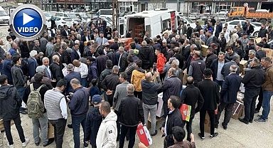Kartonunu alan tavuk ve horoz almaya koştu