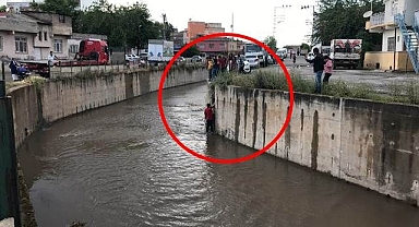 Kediyi kurtarmak isterken kendisi mahsur kaldı