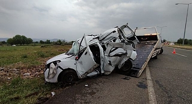 Kontrolden çıkan araç, yol levhasına çarptı