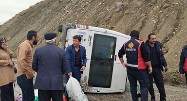 Kontrolden çıkan minibüs yan yattı