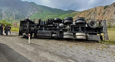 Kontrolden çıkan yakıt tankeri yan yattı