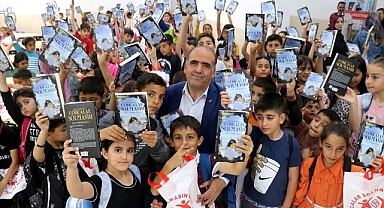 Köy köy, okul okul gezerek kitap götürüyor