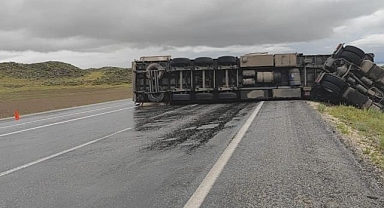 Kozmetik ürünü yüklü tır devrildi