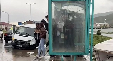 Minibüs kaldırımda yürüyenlere çarptı