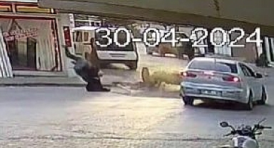 Motosiklet ile otomobil çarpıştı! Kazanın şiddetiyle yerde sürüklendiler