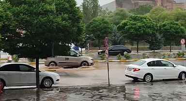 Oltu'da sağanak yağış etkili oldu, mazgallardan sular taştı
