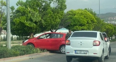 Otomobil ağaca çarptı