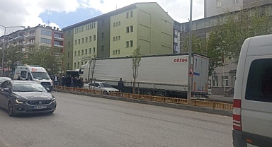 Otomobil karşı şeride geçerek tır ile çarpıştı