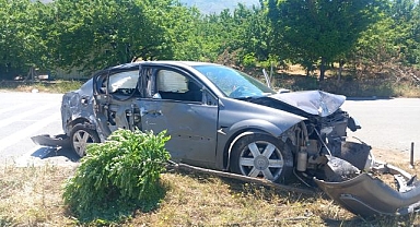 Refüje çarpan otomobil hurdaya döndü