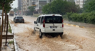 Şiddetli yağmur sokakları göle çevirdi