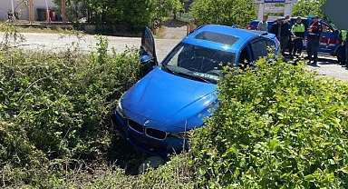 Su kanalına çarparak devrildi