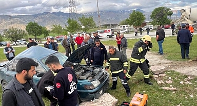 Takla atan otomobilde sıkıştı