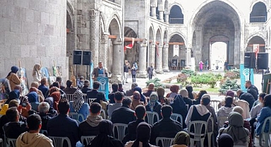 Tarihî mekânda Necip Fazıl’a vefa