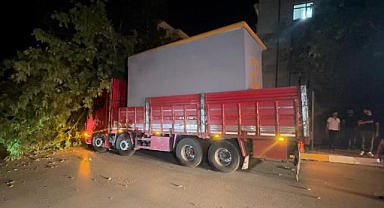 Trafo kulübesi yüklü tır ağacı devirdi