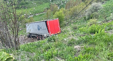 Virajı alamayan tır şarampole yuvarlandı