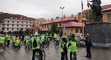 Yağmur çamur dinlemeden pedal çevirdiler