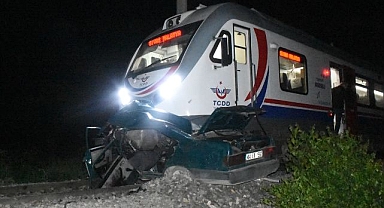 Yolcu treninin çarptığı otomobilde can verdi