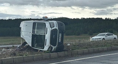 Yoldan çıkan minibüste can pazarı!
