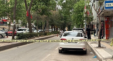 Yoldan geçen kadın silahların hedefi oldu
