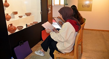Ziyaret ettikleri müzede eserleri resmettiler