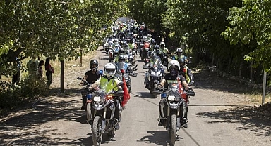 1000 motosikletçi doğal güzellikleri turladı