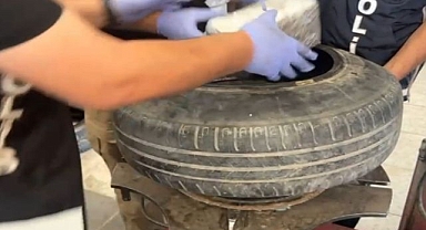 Aracın yedek lastiğinde ele geçirildiler