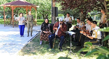 Askeri bando takımı,onlar için çaldı
