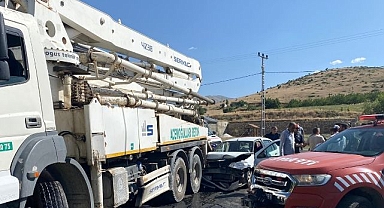 Beton pompası aracına çarpan otomobildeki 5 kişi yaralandı