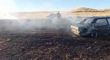 Boş tarlada yanan otomobil hurdaya döndü
