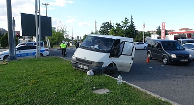 Çarpışmanın etkisiyle refüje çıktı