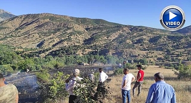 Çıkan yangını söndürmek için insan zinciri oluşturdular