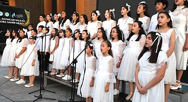 Çok Sesli Çocuk Korosu'ndan yılsonu gösterisi
