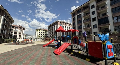 Deprem konutlarının yapımı sürüyor