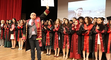 Depremde ölen arkadaşlarının diplomasını sınıf arkadaşları aldı