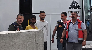 Düzensiz göçmene geçit vermediler