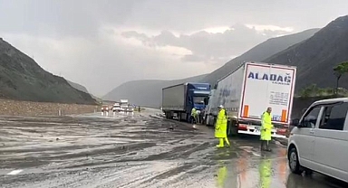 Erzincan - Sivas kara yolunda heyelan