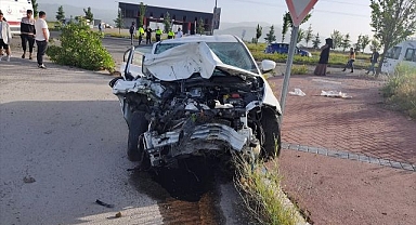 Erzurum'da kamyonetle otomobil birbirine girdi