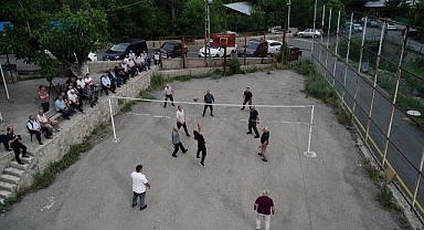 Erzurum'da köylülerin voleybol aşkı