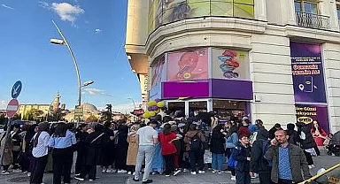 Erzurum'da kozmetik izdihamı! Birbirlerini ezdiler