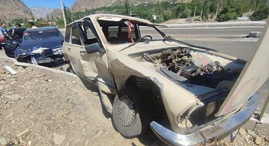 Erzurum'da otomobiller kafa kafaya çarpıştı