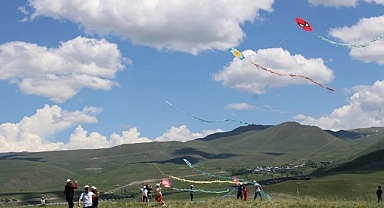 Geleneksel uçurtma şenliğinde coştular