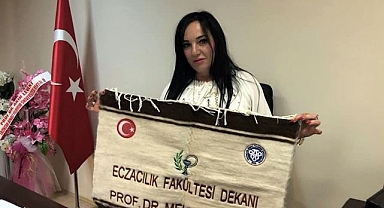 Genç Profesör kalbine yenik düştü