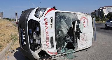 Hasta taşıyan ambulans takla attı