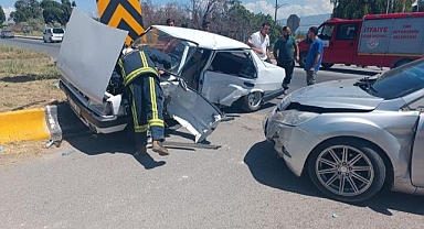 İki araç çarpıştı: 14 yaralı!