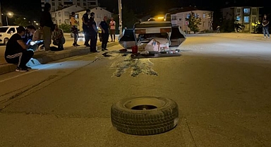 Kaldırıma çarpan otomobilin tekeri koptu!