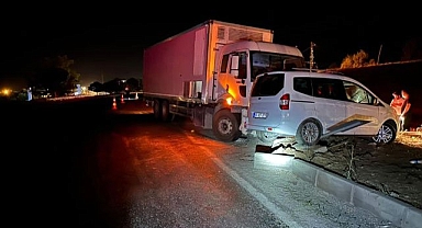 Kamyon ile hafif ticari araç çarpıştı