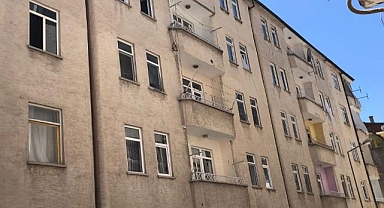 Küçük çocuk 3. kattan aşağı düştü!