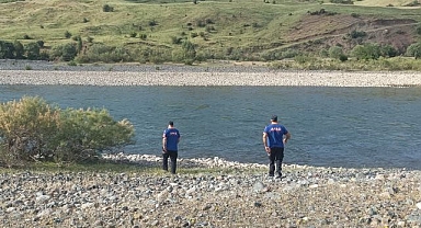 Küçük çocuk girdiği nehirde kayboldu